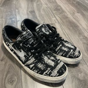 NIKE  STEVE JANOSKI BLACK AND WHITE CAMO SHOE (M - US9)
